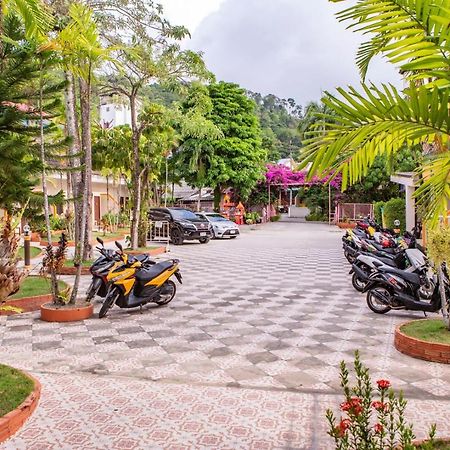Coconut Resort Hotel パトン エクステリア 写真